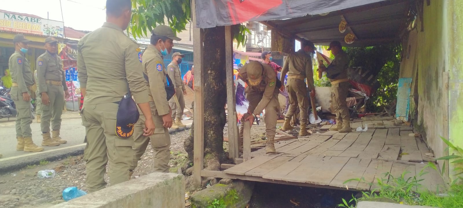  Penertiban Bangunan/Pos Organisasi Kemasyarakatan dan Kepemudaan (OKP) Serta Pedagang Kaki Lima (PK5) Yang berdiri di atas Saluran Drainase dan Badan Jalan Wilayah KECAMATAN MEDAN SUNGGAL 